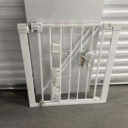 White Safety 1st Gate 