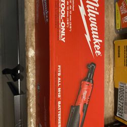 Milwaukee Ratchet M12 