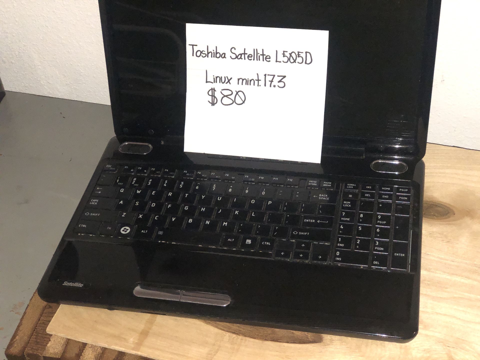 Toshiba satellite L505d laptop computer with Linux mint universal charger