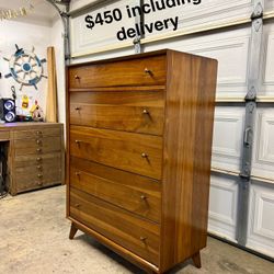 Mid-Century Modern Walnut 5-Drawer Dresser – Excellent Condition – Delivery Available