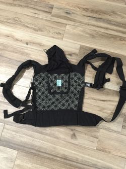 Never worn Lillebaby with hood