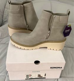 Women’s boots size 9. Brand new still in box.