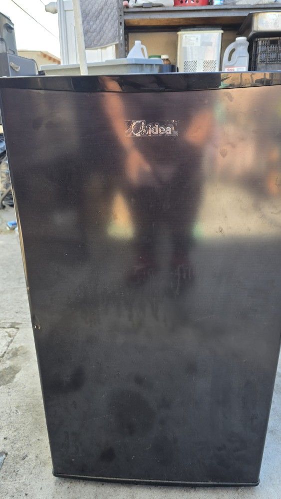 Midea 4.4 Cube Ft Mini Fridge