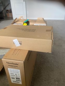 2 Brand new monitors with stand and adapter !!!