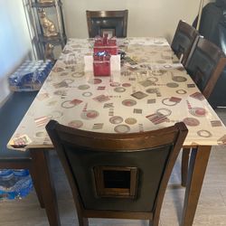 Mesa De 4 Sillas Y Una Banca 