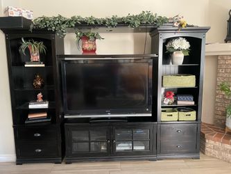 Entertainment center/bookshelf