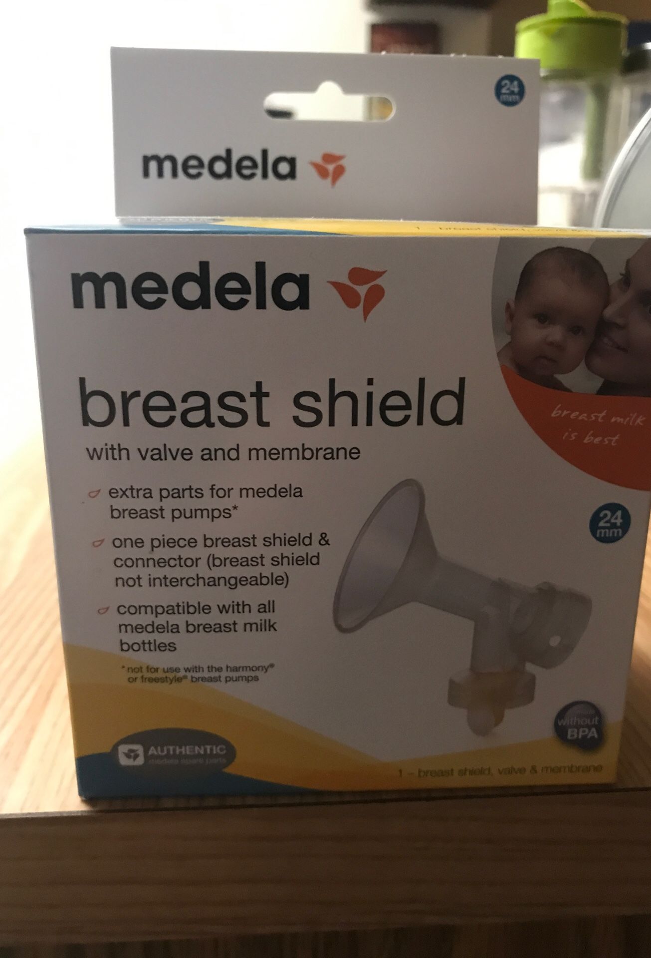 Medel breast shield with valve