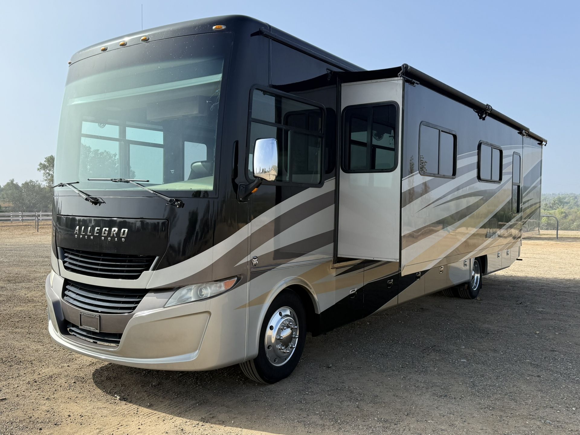 17 TIFFIN 36’ Motorhome - Clean luxury 