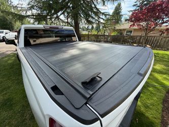 Metal retractable tonneau cover (Chevy Silverado)