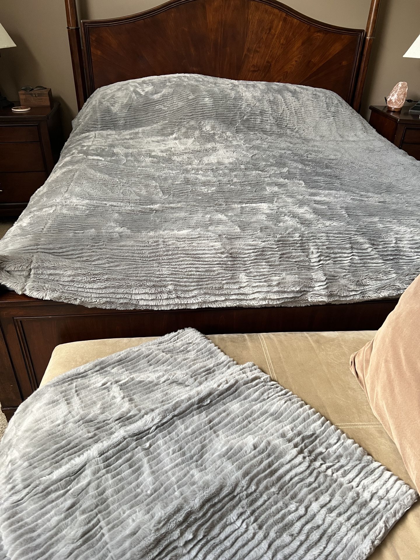 Beautiful UGG Comforter Queen XL and 2 Zip In Shams - Med Gray - XL Queen