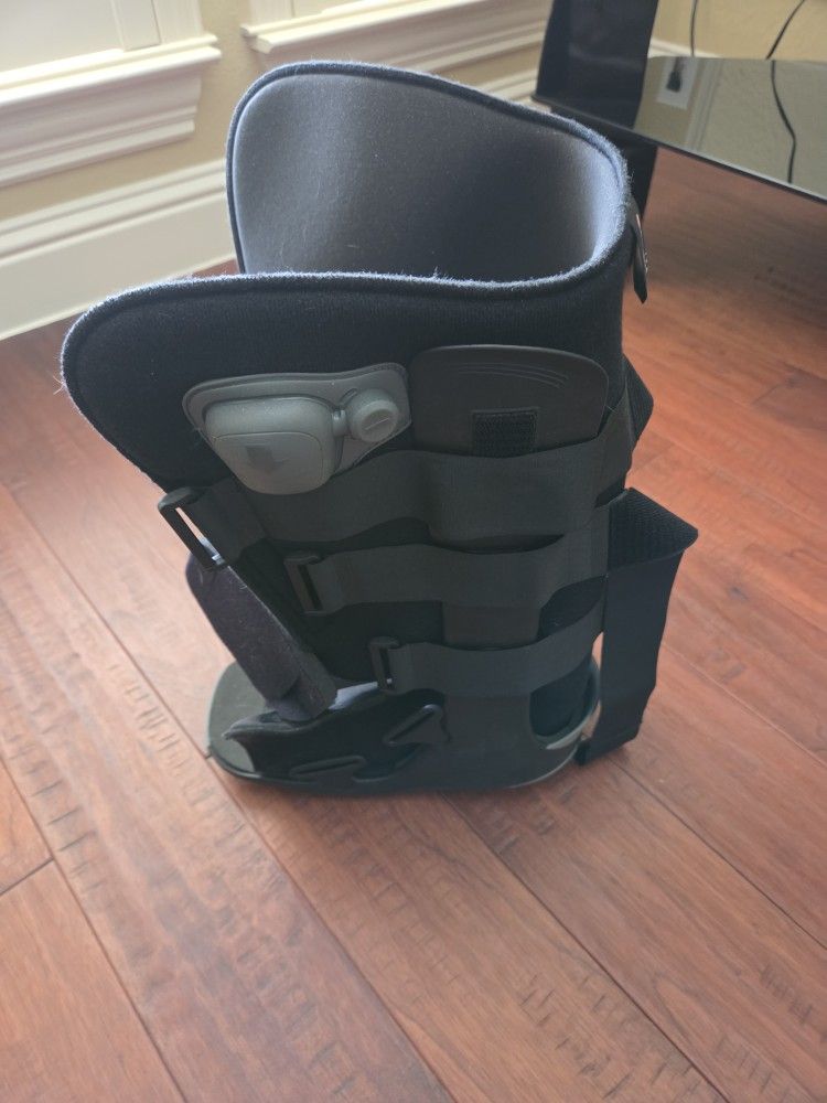 Breg J Walker Plus Air Boot. Black, Size M