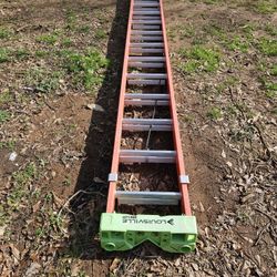 28ft Fiberglass Ladder Like New 