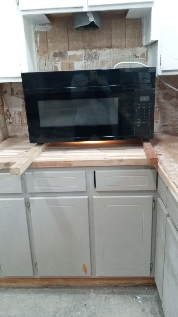 1.7 Cubic Foot Microwave 