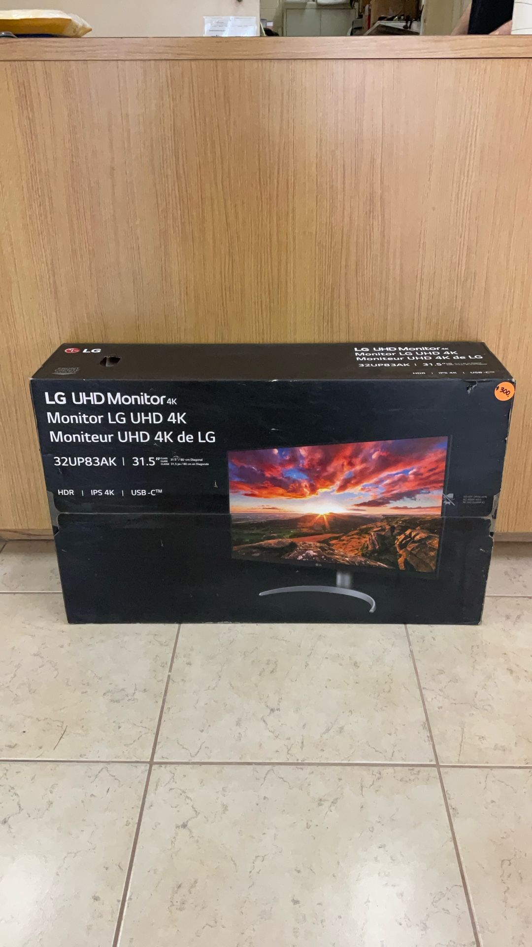 31.5” LG 32UP83AK UHD MONITOR 4K.