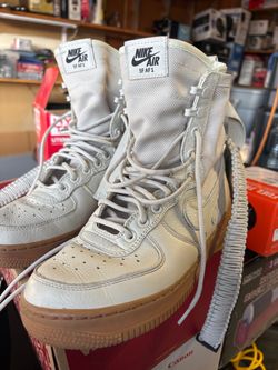 Size 7.5 Nike women’s sneaker