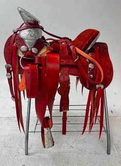 Montura charra de cuero con herraje y fuste plateado