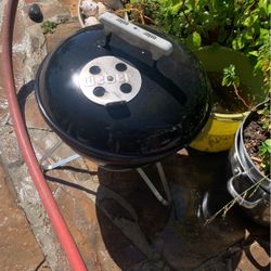 Clean Small Weber BBQ. Excellent Condition.