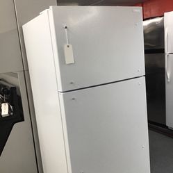 New Insignia 18 Cu Ft Top And Bottim Fridge. 1 year Warranty 