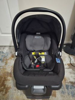 Graco SnugRider 35  Infant Car Seat with 2 Bases