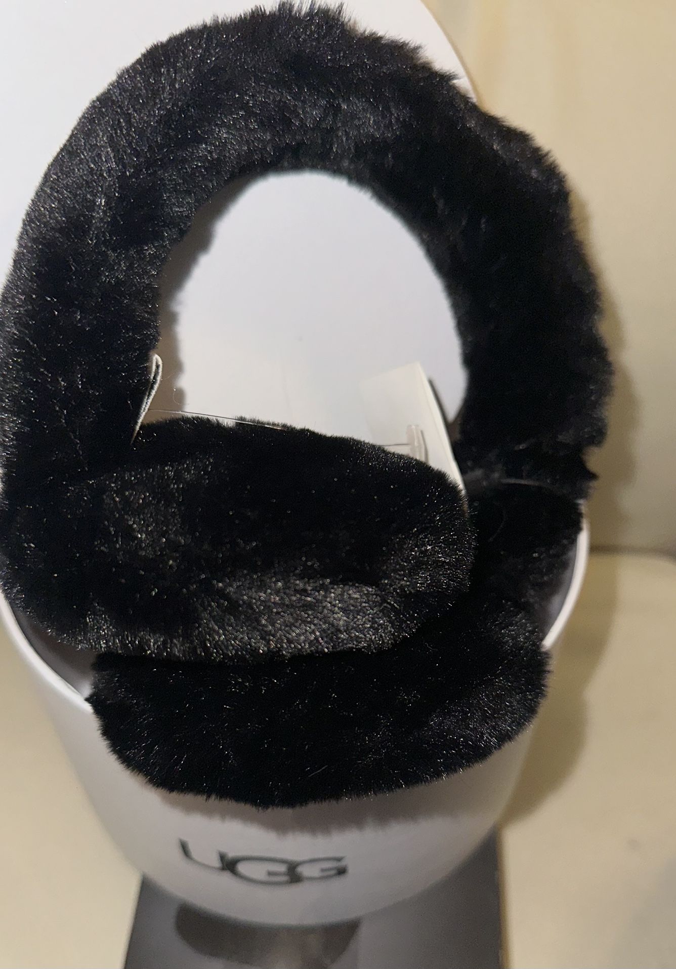 UGG Australia Womens Shearling Sheepskin Earmuffs Black NEW + Box