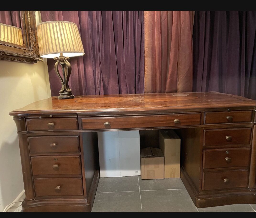Beautiful Executive Desk With Hutch And Credenza