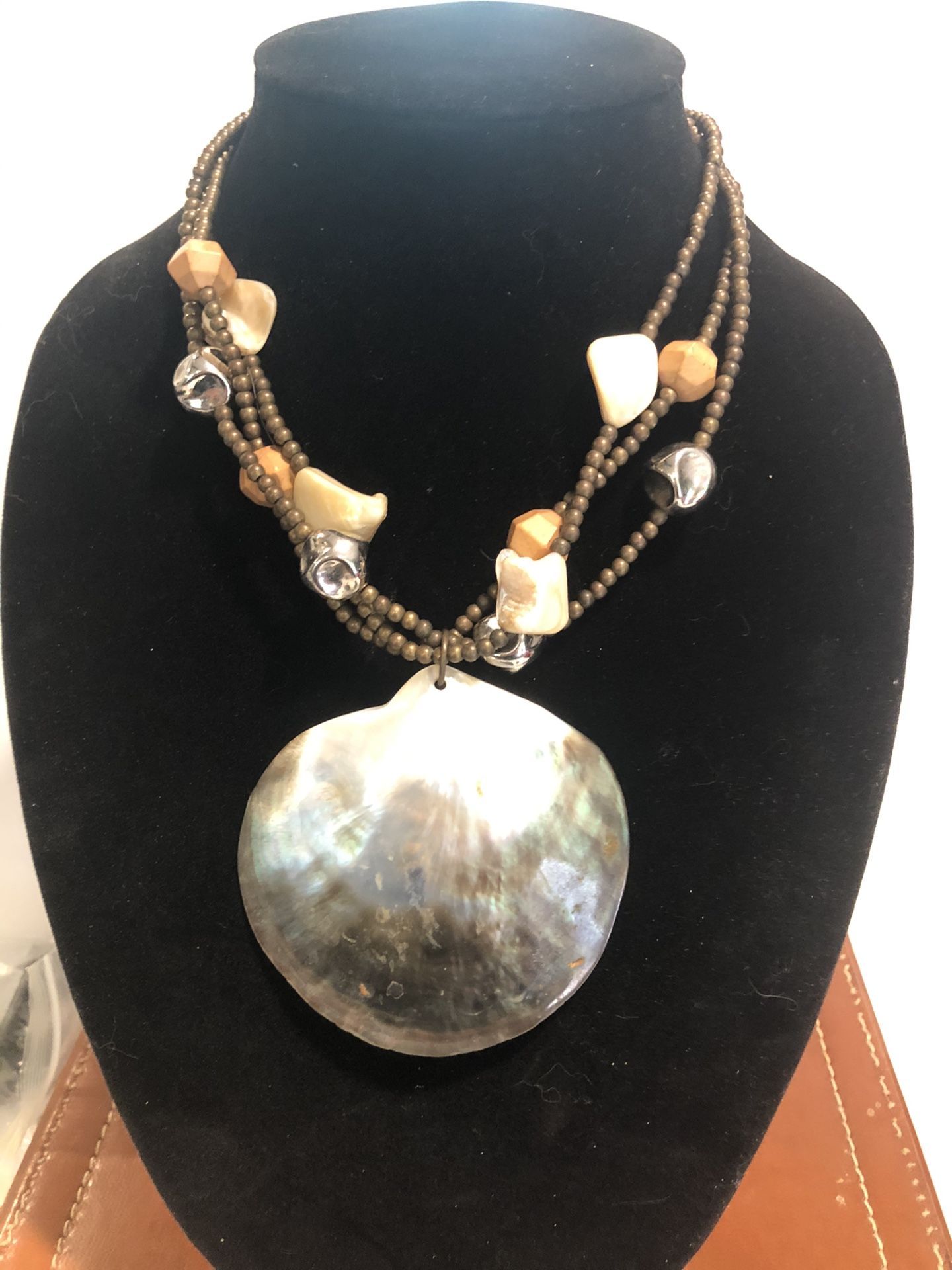 Stunning and Rare clam seashell w MOP iridescence Chico’s prosperity necklace