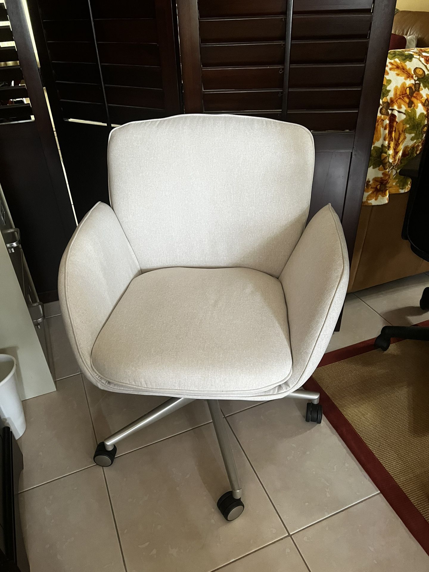 Amazon Brand – Rivet Modern Upholstered Swivel Home Office Task Chair, 25.5"W, Cream with Nickel Finish