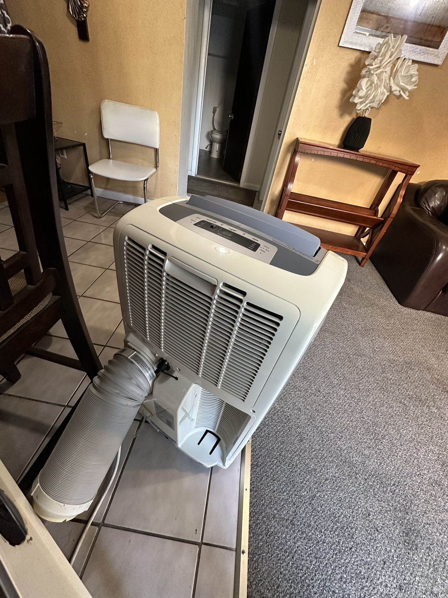 frigidaire air conditioner portable 9,000 BTU in great condition 