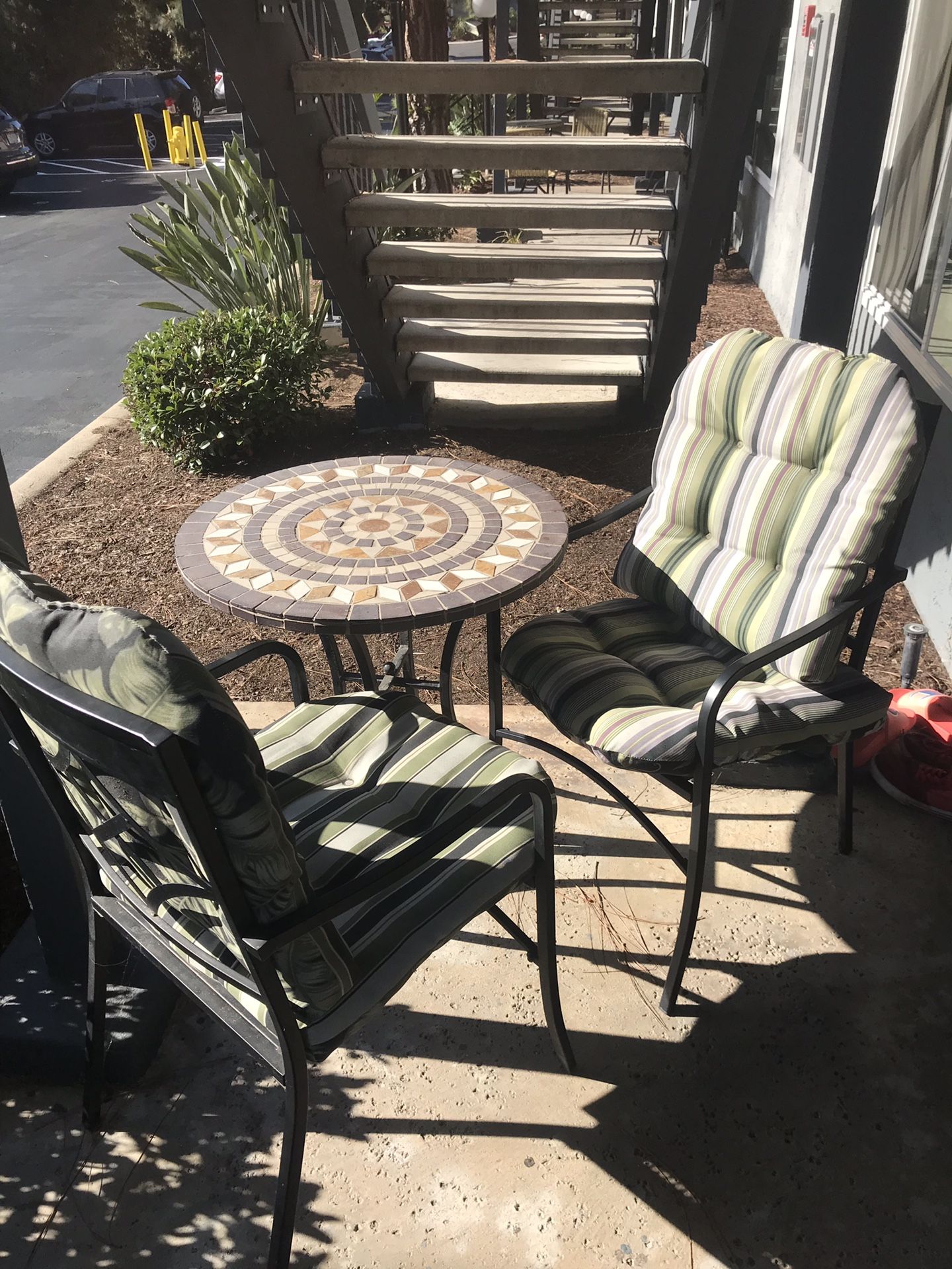 Outside table with 2 chairs ! Awesome condition