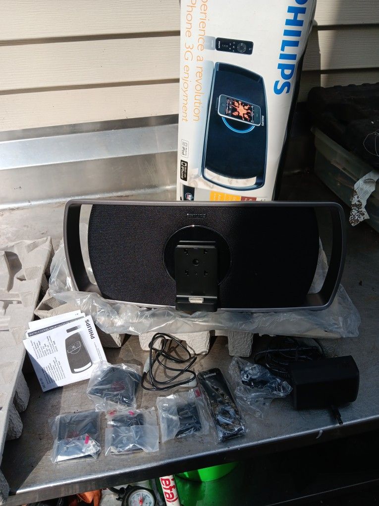 Philips Motorized Portable Speaker Dock with remote & Bluetooth SBD8100/37