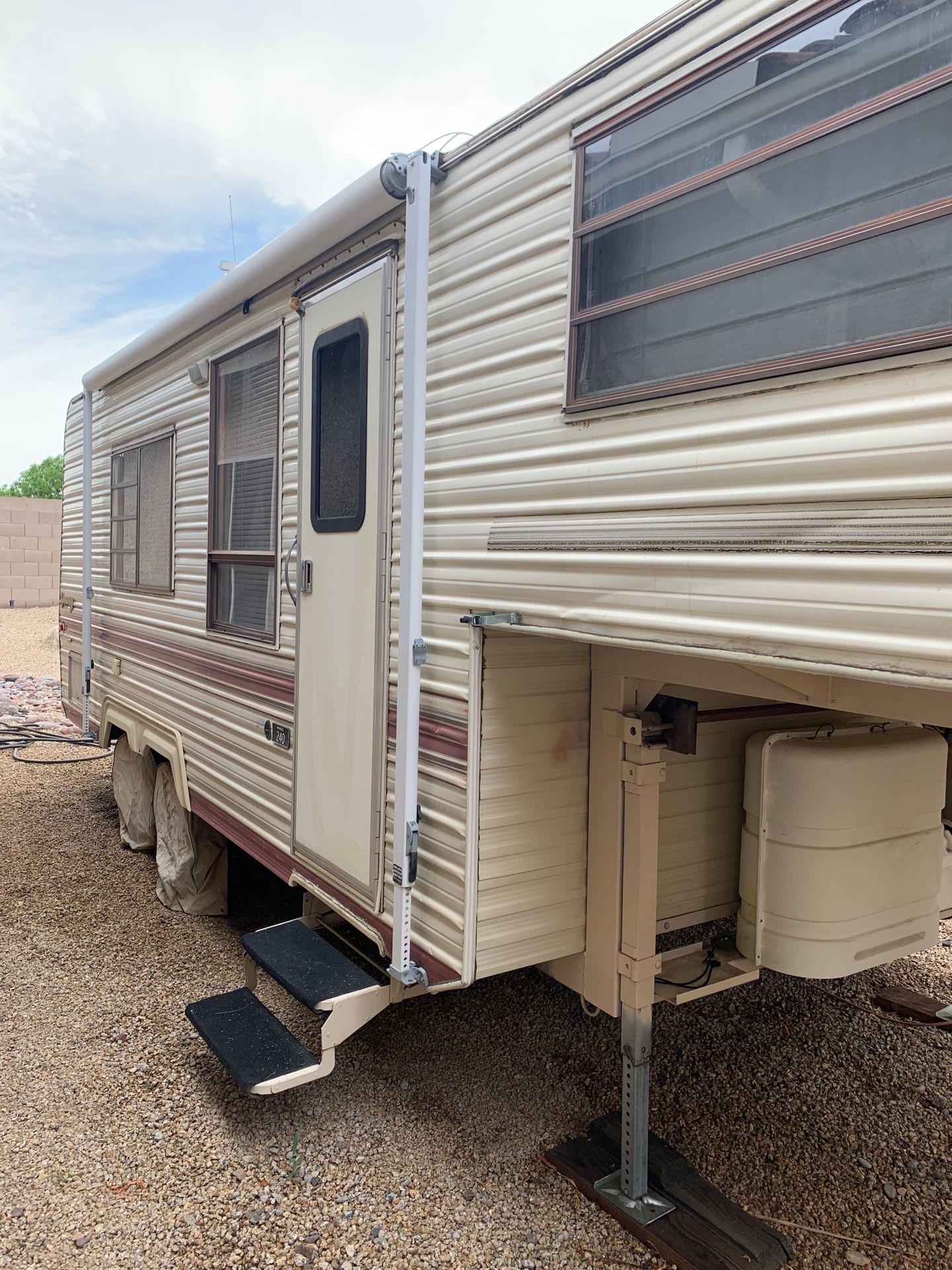 1988 Companion Camper 5th Wheel Trailer