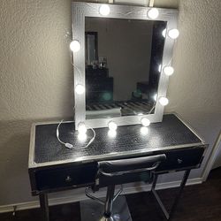 3 Drawer Vanity, Hydraulics Chair, Lighted Mirror 