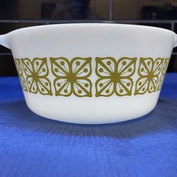 Beautiful Pyrex Green Verde 1.5qt casserole dish