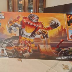 Monster Jam Smash & Bash Playset 