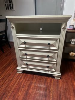 Dresser in good condition