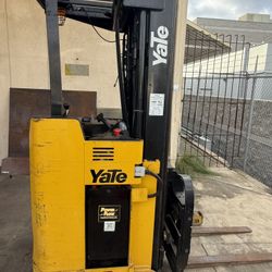 Yale NR040 Ride-On Electric 4000 LB Warehouse Reach Truck Forklift 