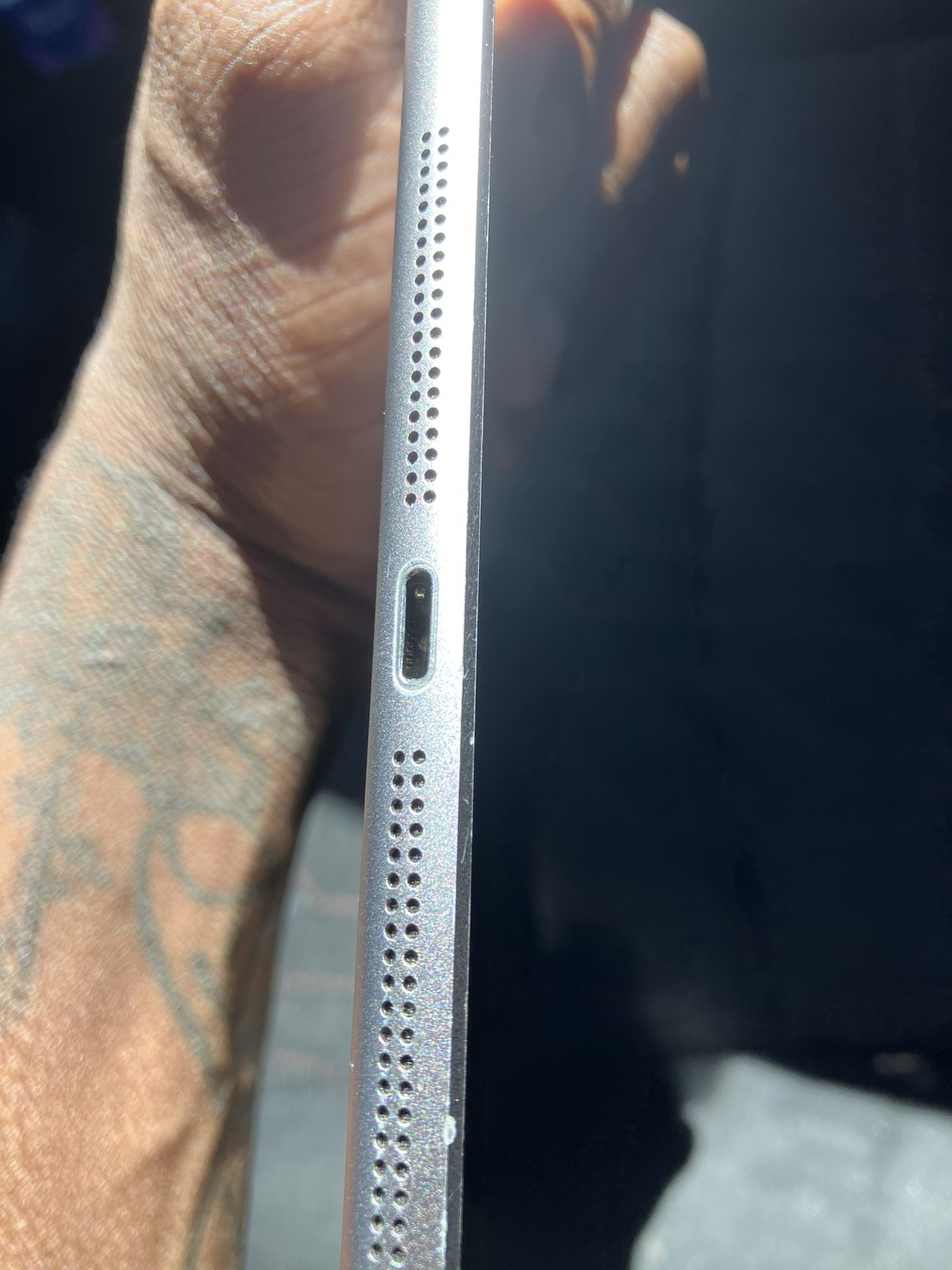 iPad Air (Model A1475) β works perfectly and runs smooth.