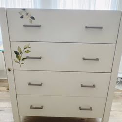 Crate and Barrel The Land of Nod Uptown 4 Drawer Dresser