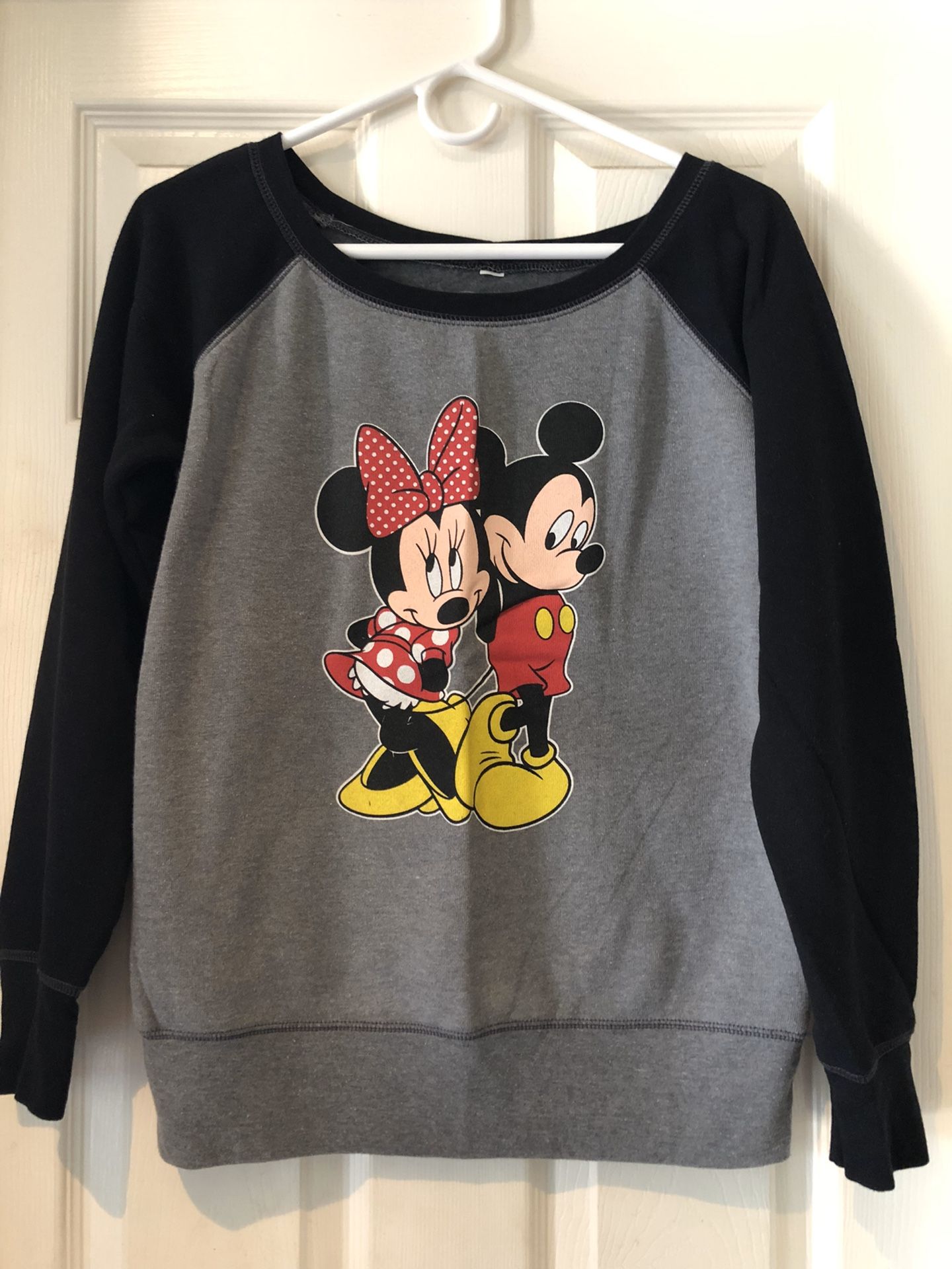 Disney Mickey and Minnie sweater New woman's size large