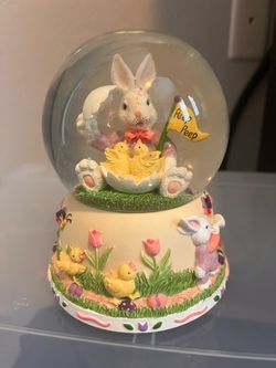 San Francisco Music Box “Here Comes Peter Cottontail” Easter Snow Globe