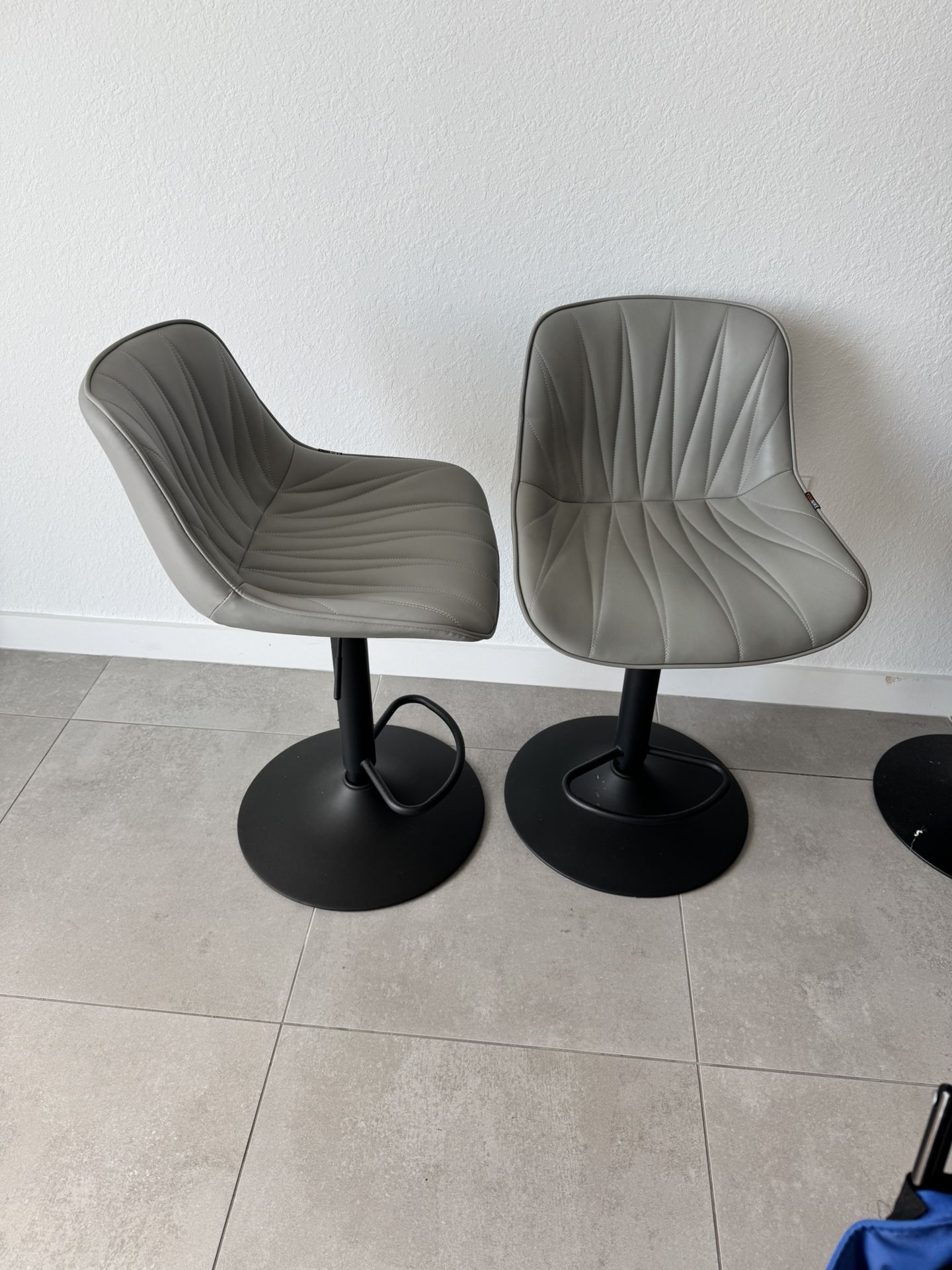 High Top Table/bar Stools (2)