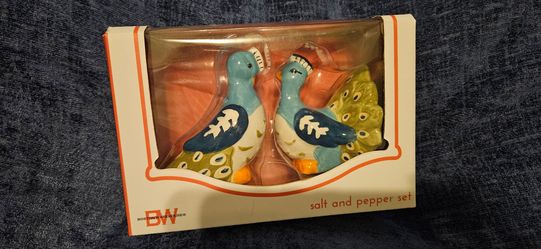 Peacock salt and pepper shakers set