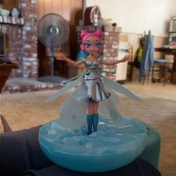 Hatchimals Crystal Flyers Rainbow Glitter Idol Flying Toy with Lights Without Charging Cord