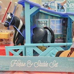 Spirit Horse & Stable Set