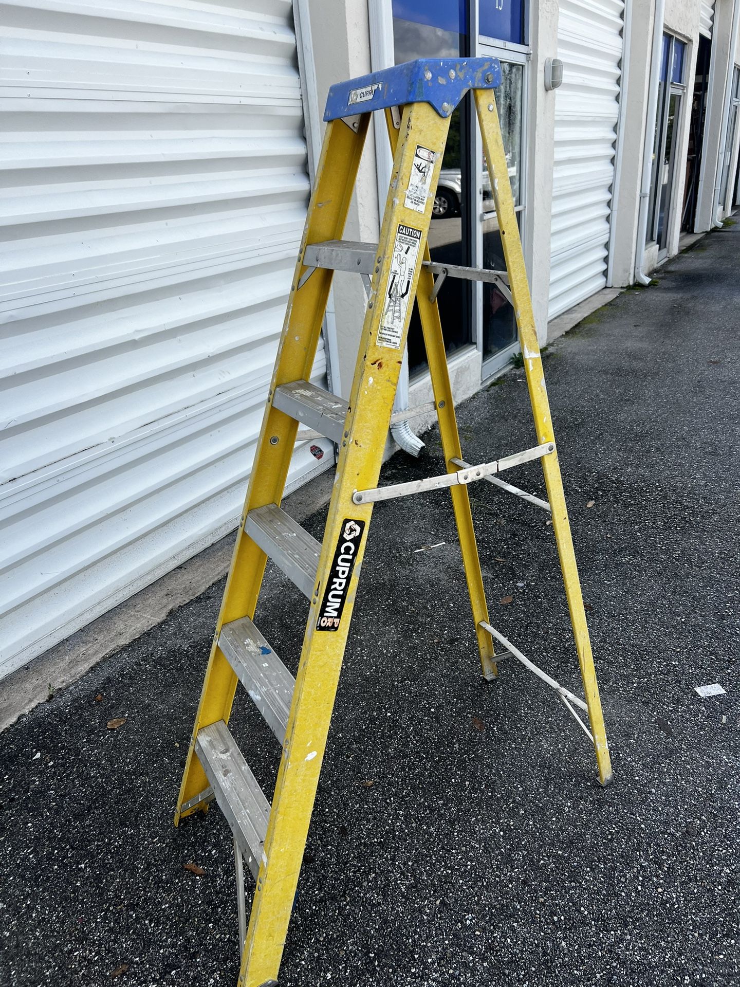 Cuprum 6th 250lb Rating Heavy Duty Industrial Non-Conductive Fiberglass Fold Ladder! Good condition!