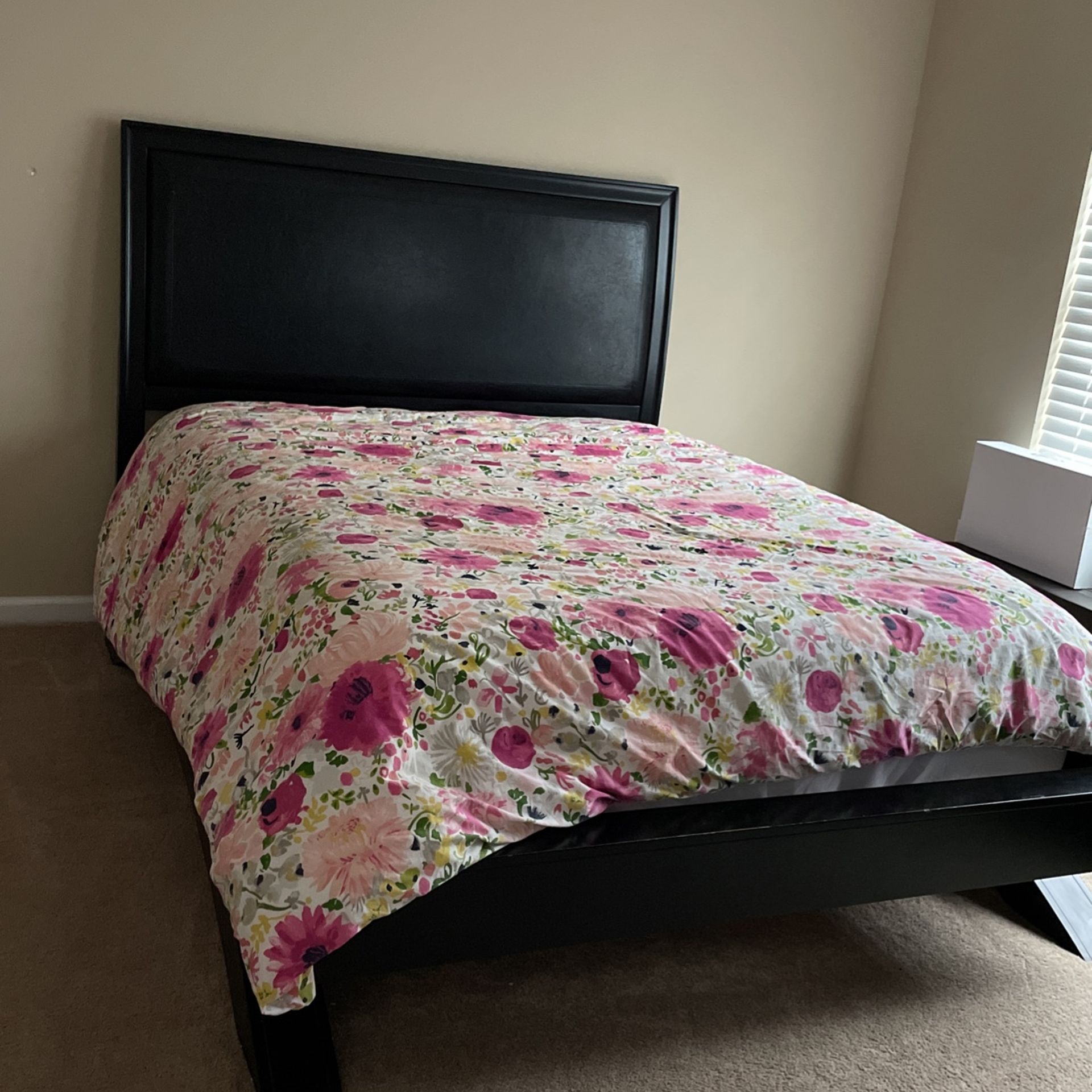 Complete Queen Size Bed Set For Sale