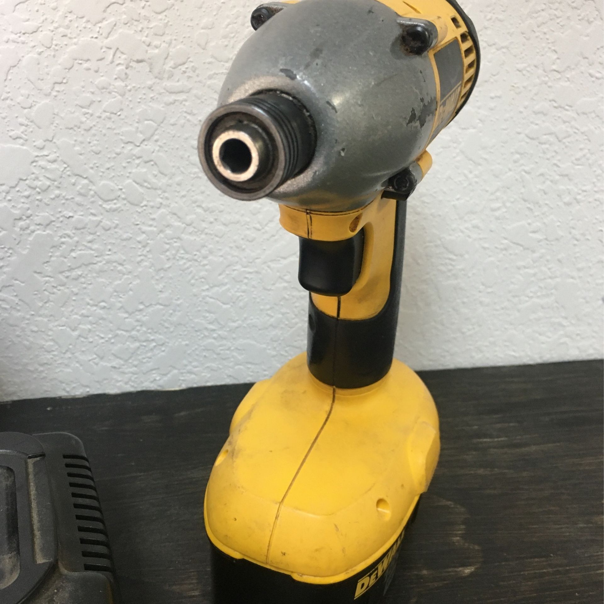 DEWALT Impact Wrench And Driver 18v Cordless With Charger Industrial Tool Set With Bag BCP008847