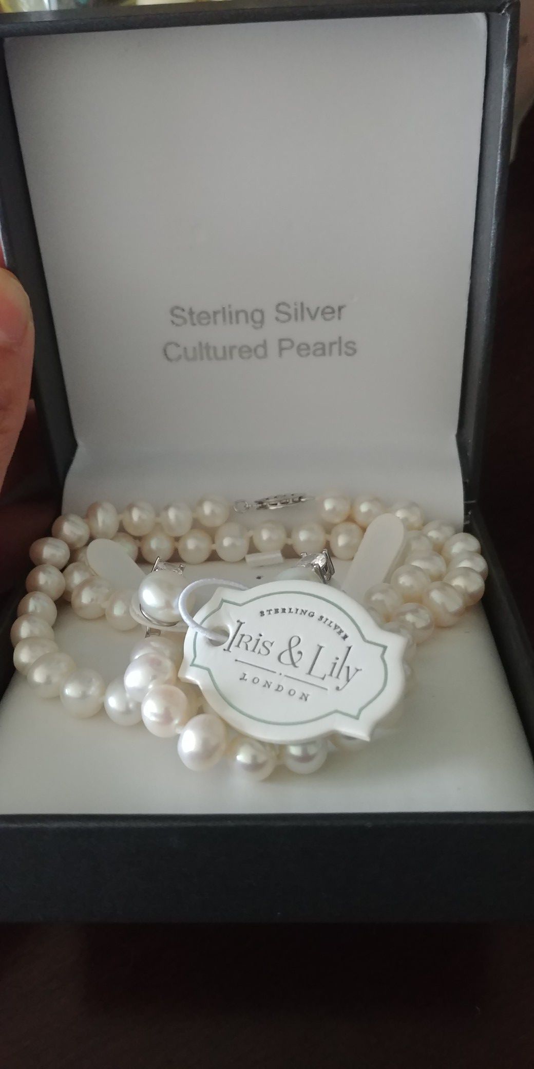 White fresh water pearl set