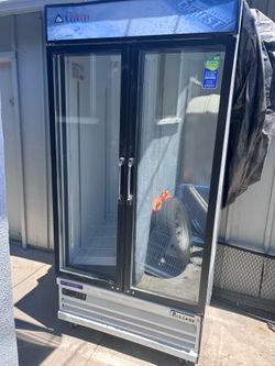 EVEREST Refrigerated Merchandiser: 80 1/8 in x 53 1/8 in × 32 in,