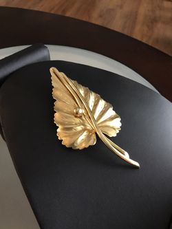 Vintage gold tone leaf brooch with stem
